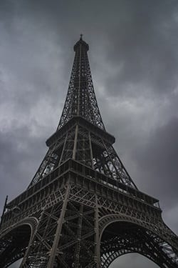 Eiffeltoren in Parijs met bedrukkende wolken