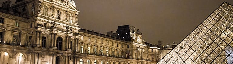 Het Louvre in Parijs snachts