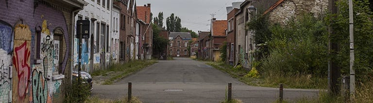 Een verlaten straat in Doel, België