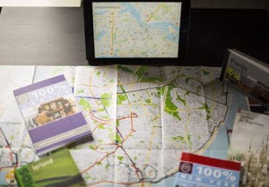 Digitale en papieren reisgidsen
