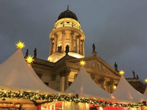 Kerstmarkt voor de Neue Kirche in Berlijn