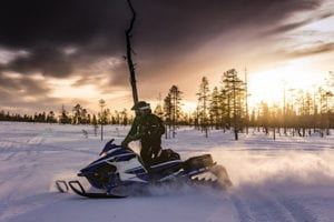 Wintersporten op een sneeuwscooter