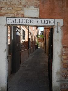 Kleine straatjes in Venetië